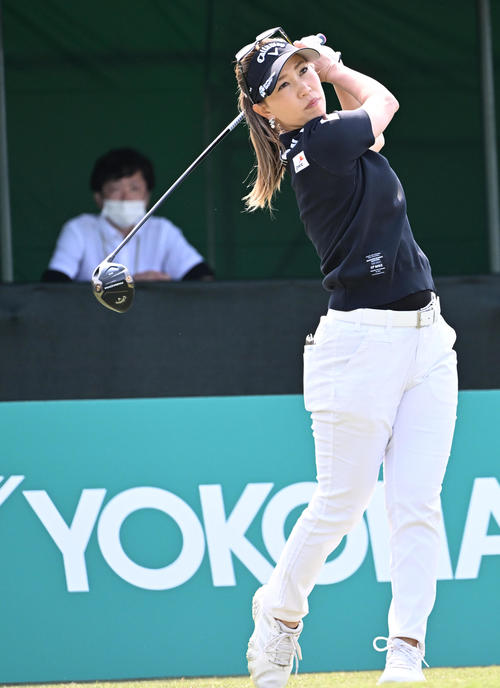 1番、ティーショットを放つ上田（撮影・前岡正明）