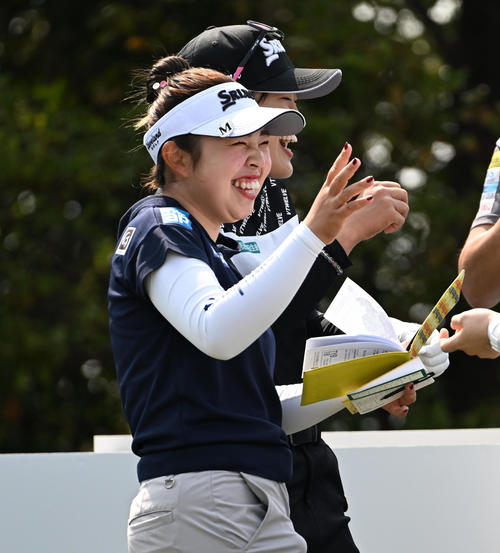 1番、笑顔を見せる山下（撮影・前岡正明）