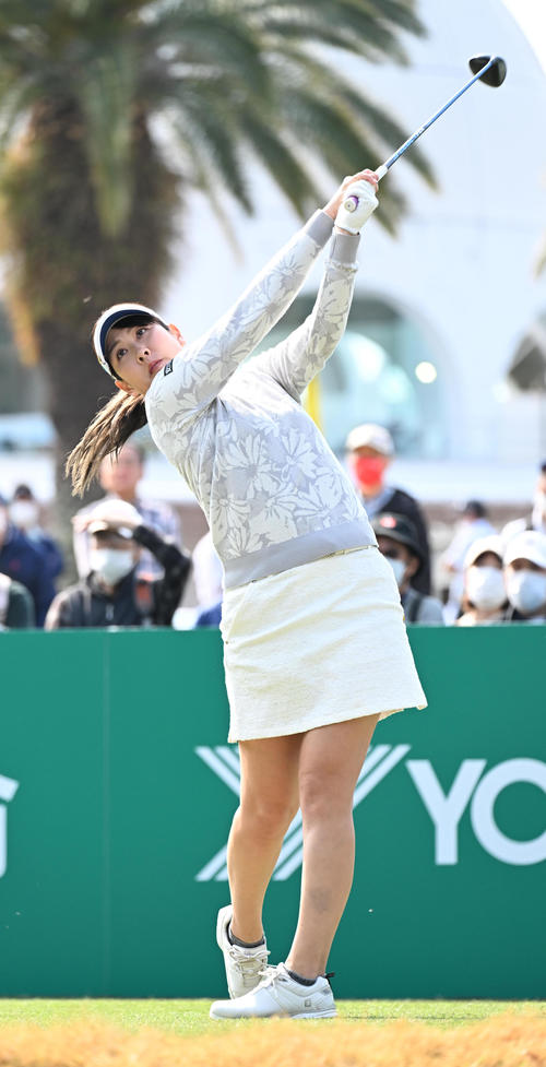 10番、ティーショットを放つ福田（撮影・前岡正明）