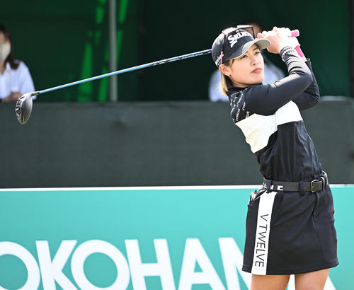 1番、ティーショットを放つ小倉（撮影・前岡正明）