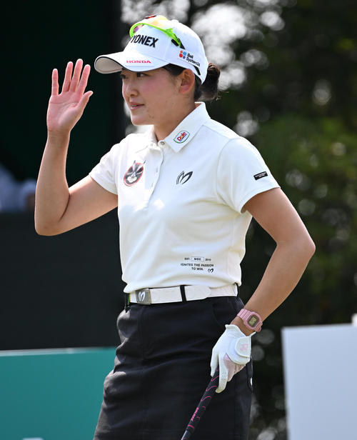 1番、ギャラリーの声援に応える岩井千（撮影・前岡正明）