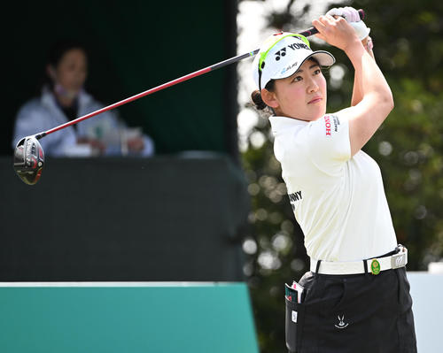 1番、ティーショットを放つ岩井千（撮影・前岡正明）