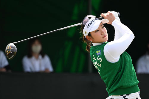 1番、ティーショットを放つ原（撮影・前岡正明）