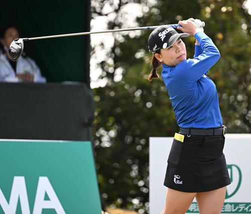 1番、ティーショットを放つ勝（撮影・前岡正明）