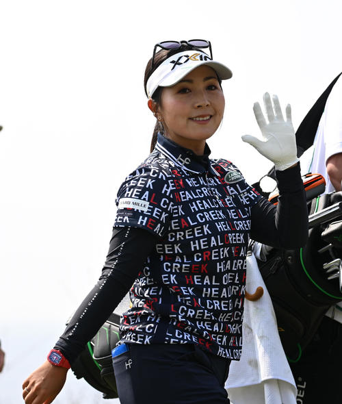 1番、笑顔でスタートする青木（撮影・前岡正明）