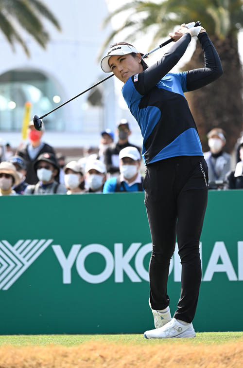 10番、ティーショットを放つ全美貞（撮影・前岡正明）