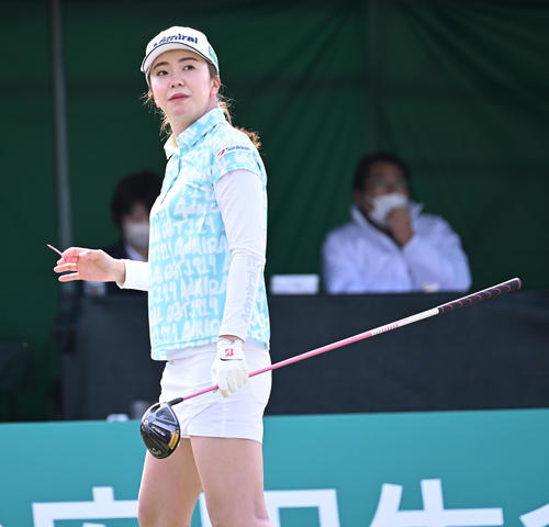 1番、ティーショットを放つ堀琴音（撮影・前岡正明）