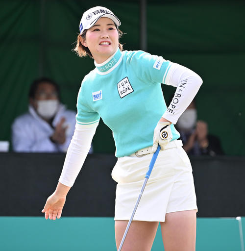 1番、ティーショットを放つ植竹（撮影・前岡正明）