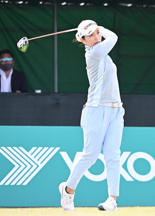 1番、ティーショットを放つ笠（撮影・前岡正明）