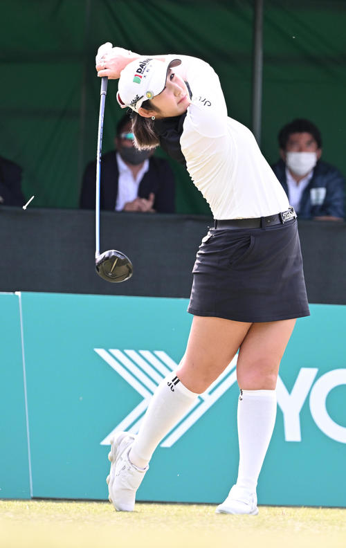 1番、ティーショットを放つペ・ソンウ（撮影・前岡正明）