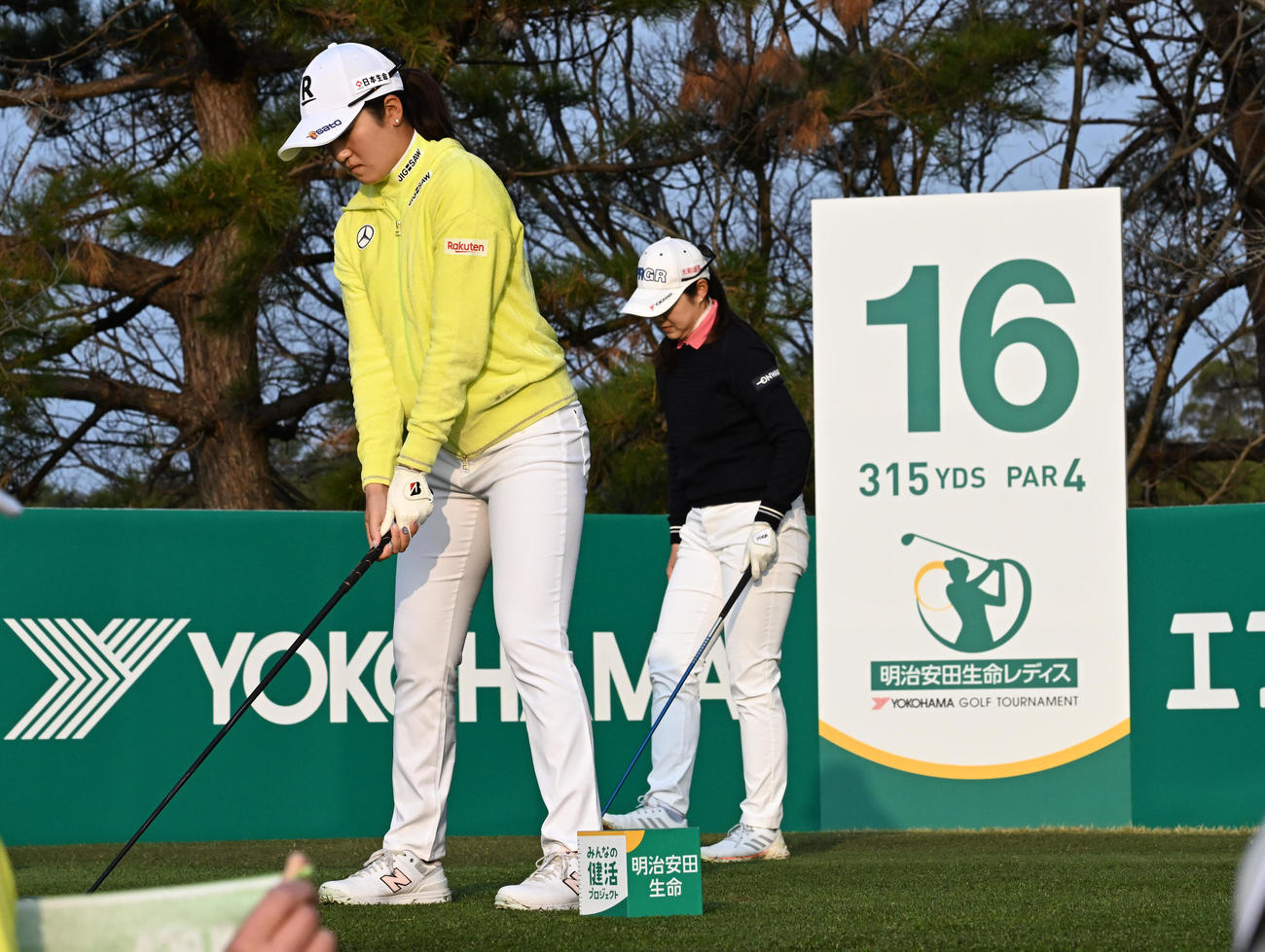 16番、7時30分の競技再開を待つ稲見（左）と辻（撮影・前岡正明）