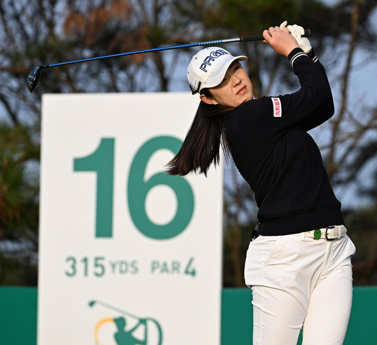 16番、ティーショットを放つ辻（撮影・前岡正明）