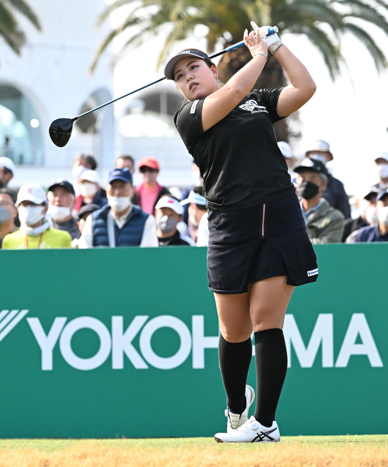 10番、ティーショットを放つささきしょうこ（撮影・前岡正明）