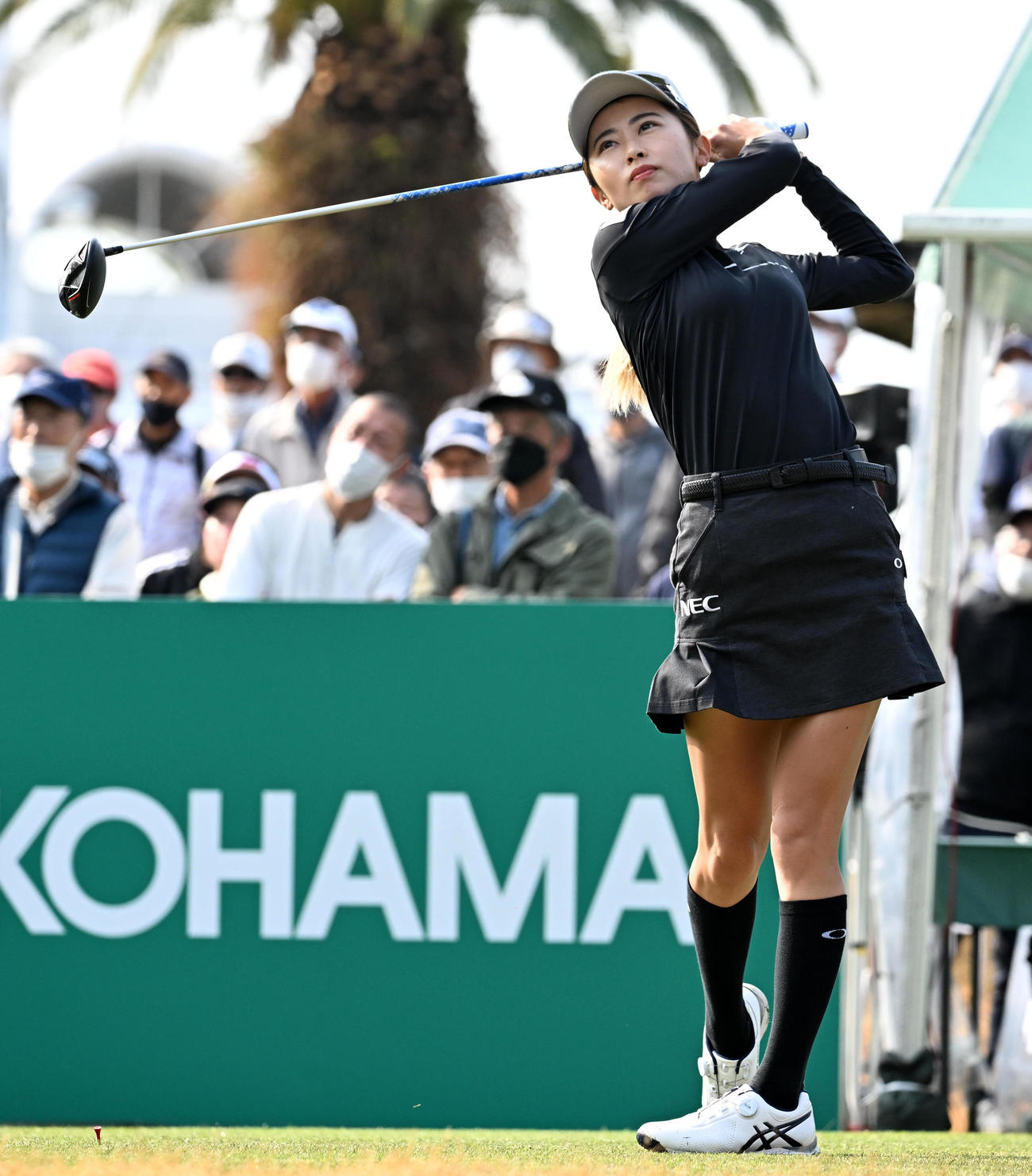 10番、ティーショットを放つ安田祐香（撮影・前岡正明）