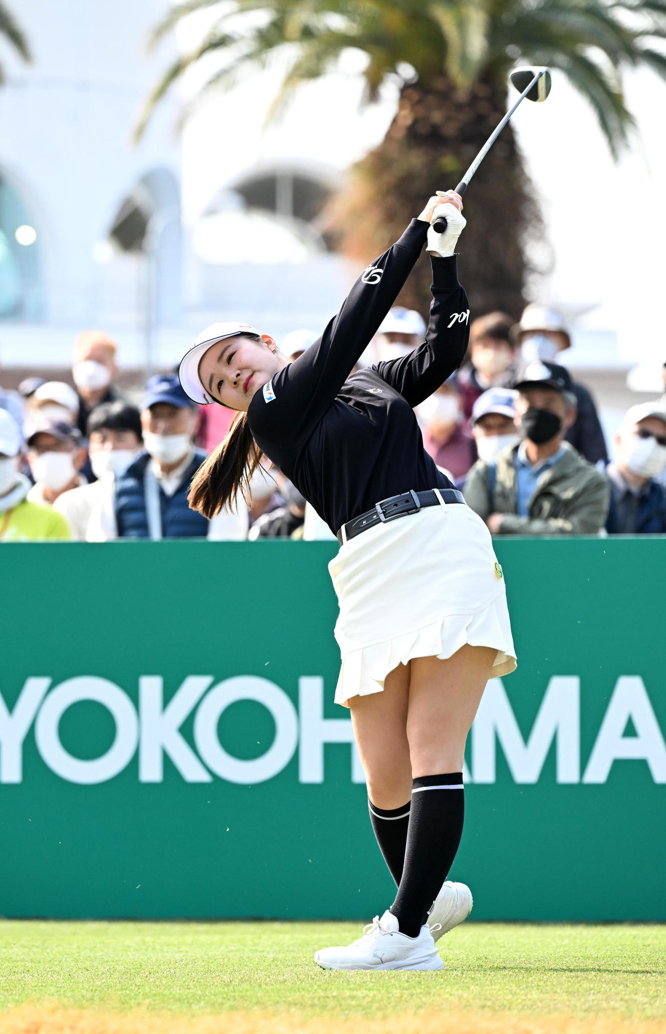 10番、ティーショットを放つ川崎（撮影・前岡正明）