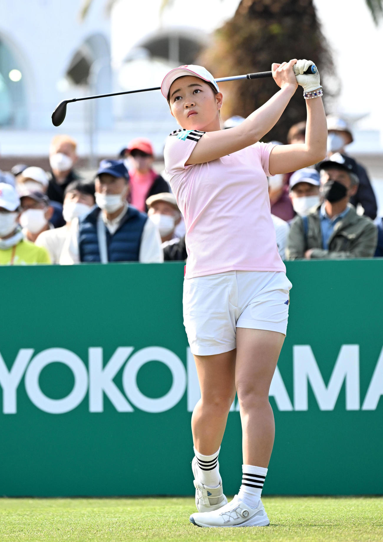 10番、ティーショットを放つ佐藤（撮影・前岡正明）