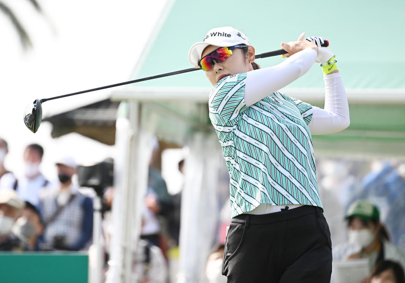 10番、ティーショットを放つ藤田さいき（撮影・前岡正明）