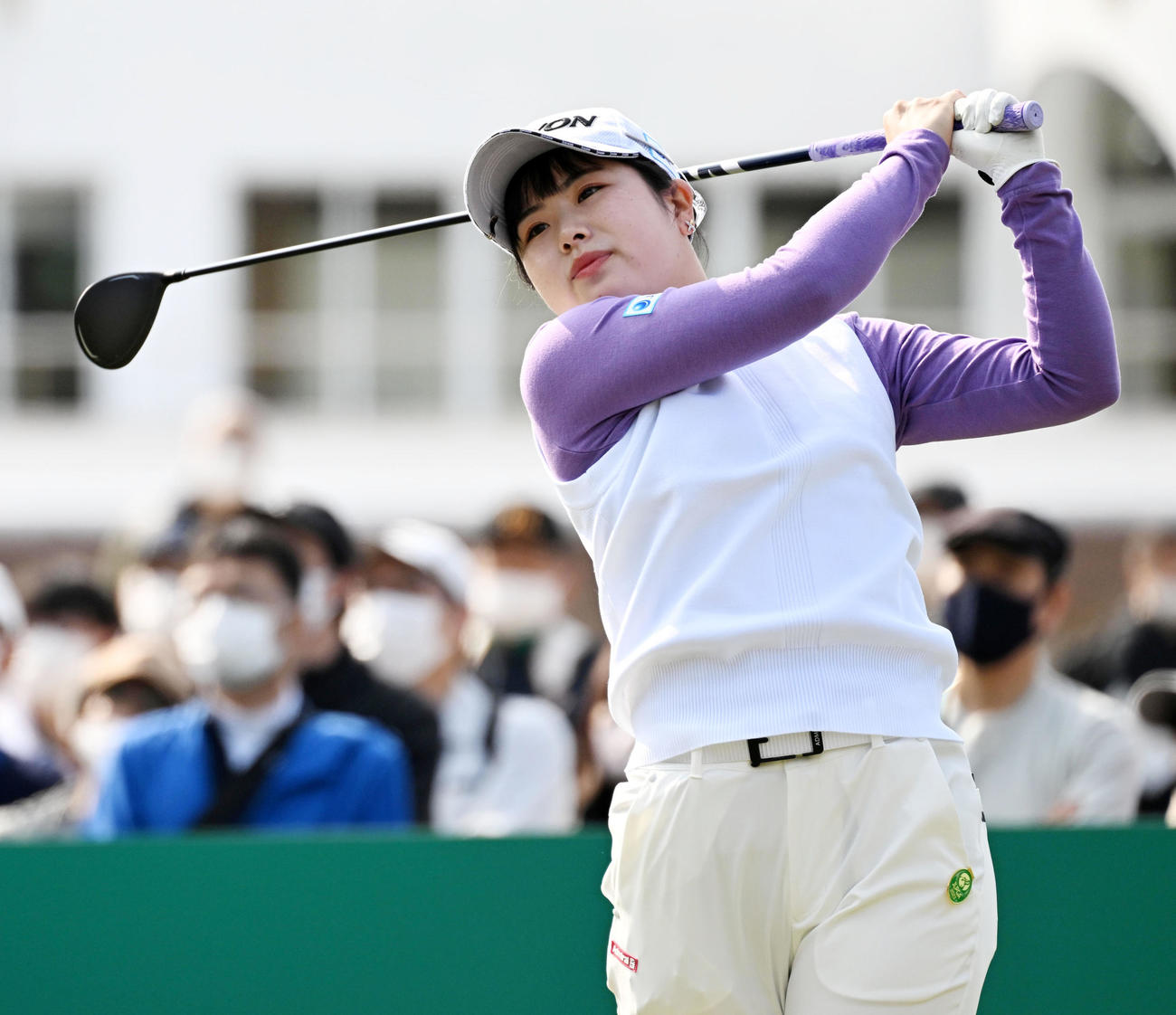 10番、ティーショットを放つ尾関（撮影・前岡正明）