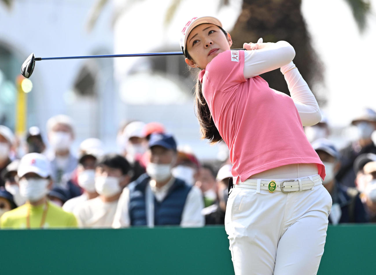 10番、ティーショットを放つ辻（撮影・前岡正明）