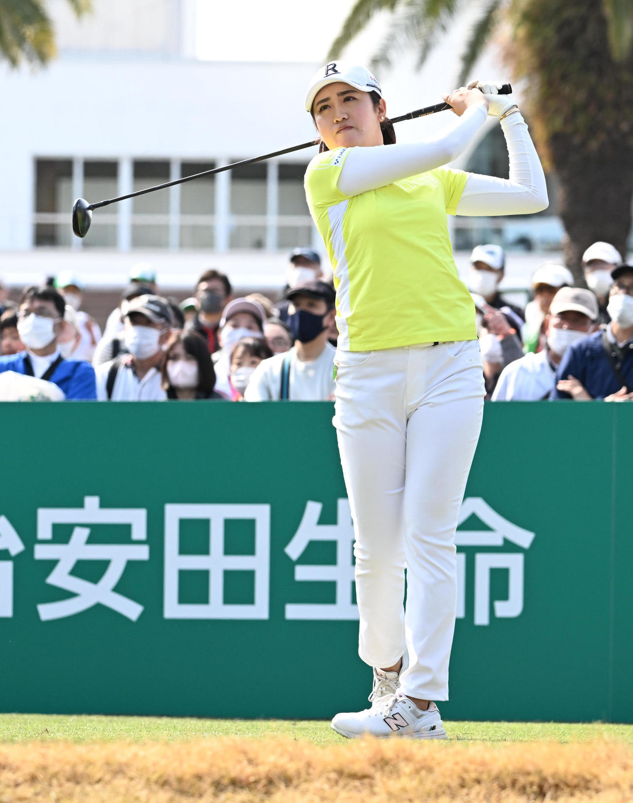 10番、ティーショットを放つ稲見萌寧（撮影・前岡正明）