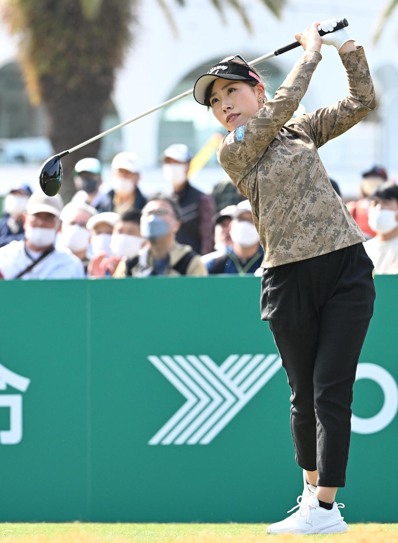 10番、ティーショットを放つ木村（撮影・前岡正明）