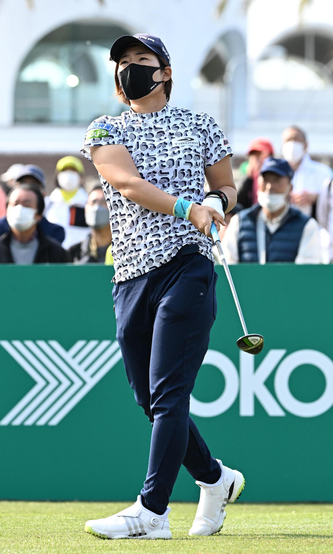 10番、ティーショットを放つ穴井（撮影・前岡正明）