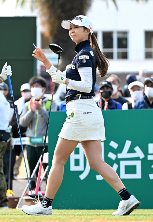 10番、ティーショットを放った金沢（撮影・前岡正明）