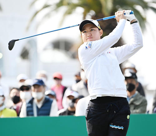 10番、ティーショットを放つ野沢（撮影・前岡正明）