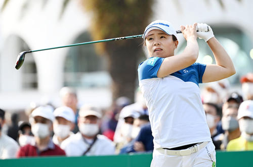 10番、ティーショットを放つ永峰（撮影・前岡正明）