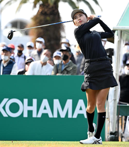 10番、ティーショットを放つ安田祐香（撮影・前岡正明）