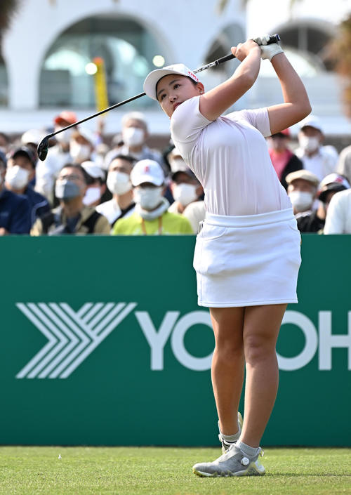 10番、ティーショットを放つ小林（撮影・前岡正明）