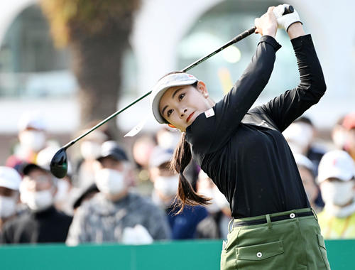 10番、ティーショットを放つ河本（撮影・前岡正明）