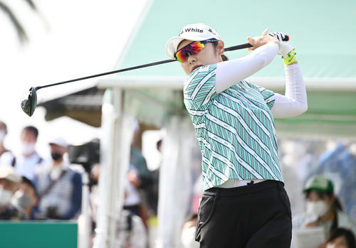 10番、ティーショットを放つ藤田さいき（撮影・前岡正明）