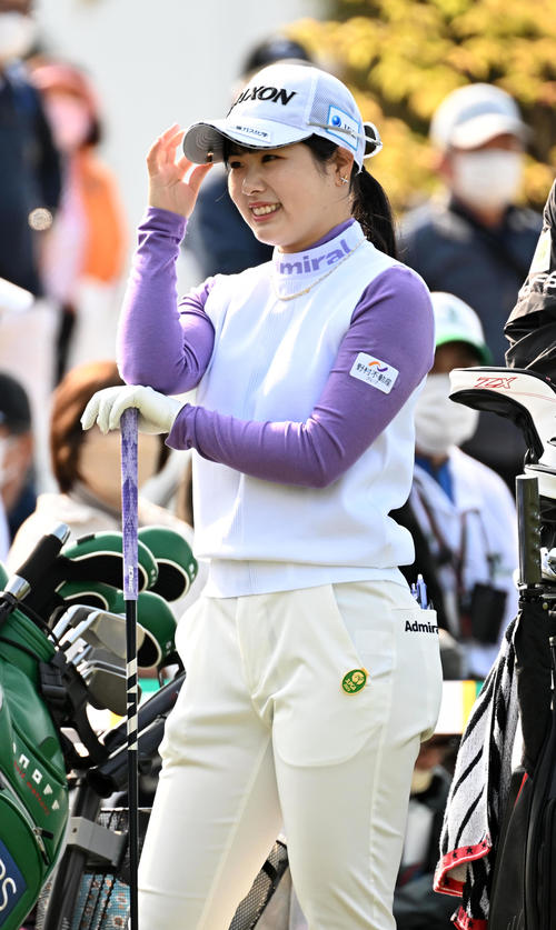 10番、笑顔を見せる尾関彩美悠（撮影・前岡正明）