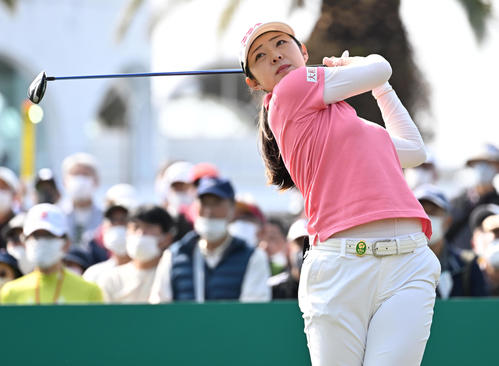 10番、ティーショットを放つ辻（撮影・前岡正明）