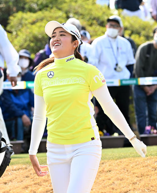 10番、笑顔でスタートする稲見（撮影・前岡正明）