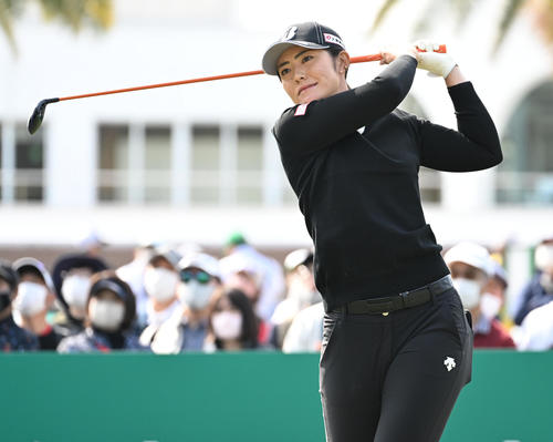 10番、ティーショットを放つ渡辺（撮影・前岡正明）