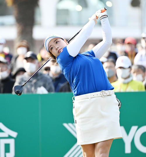 10番、ティーショットを放つ後藤（撮影・前岡正明）