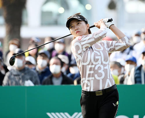 10番、ティーショットを放つテレサ・ルー（撮影・前岡正明）