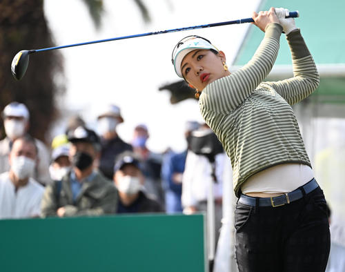 10番、ティーショットを放つ黄アルム（撮影・前岡正明）