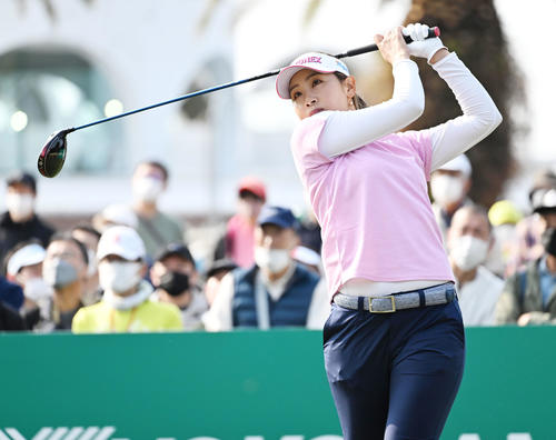 10番、ティーショットを放つ若林（撮影・前岡正明）