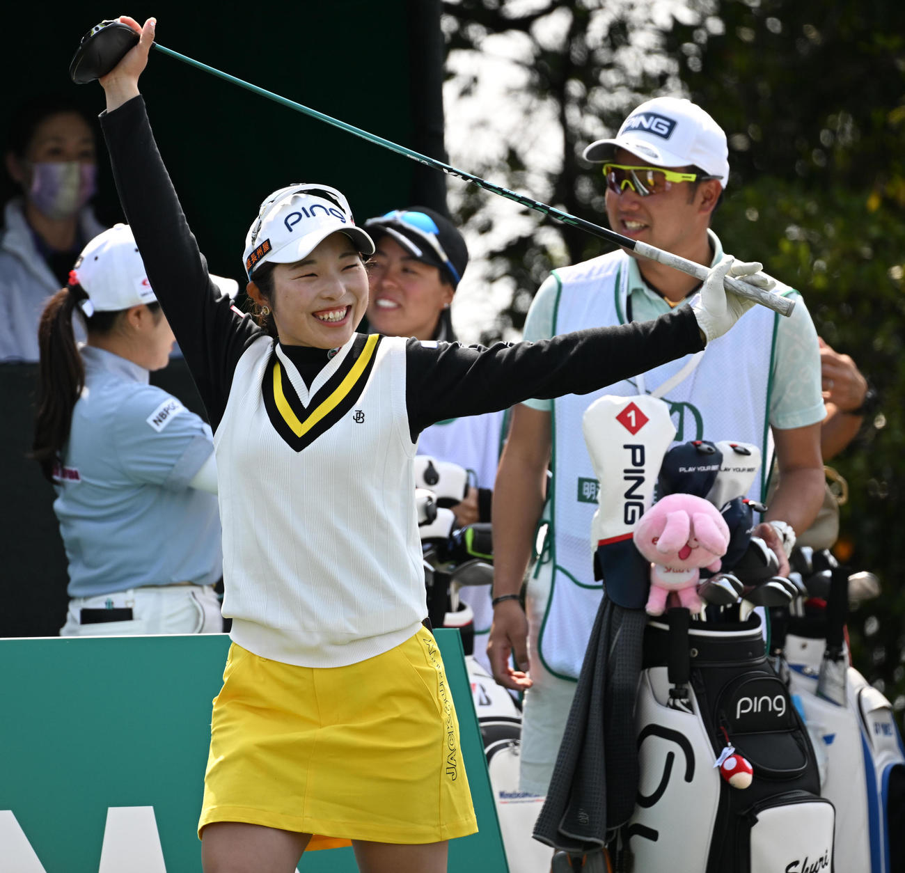 1番、笑顔を見せる佐久間（撮影・前岡正明）