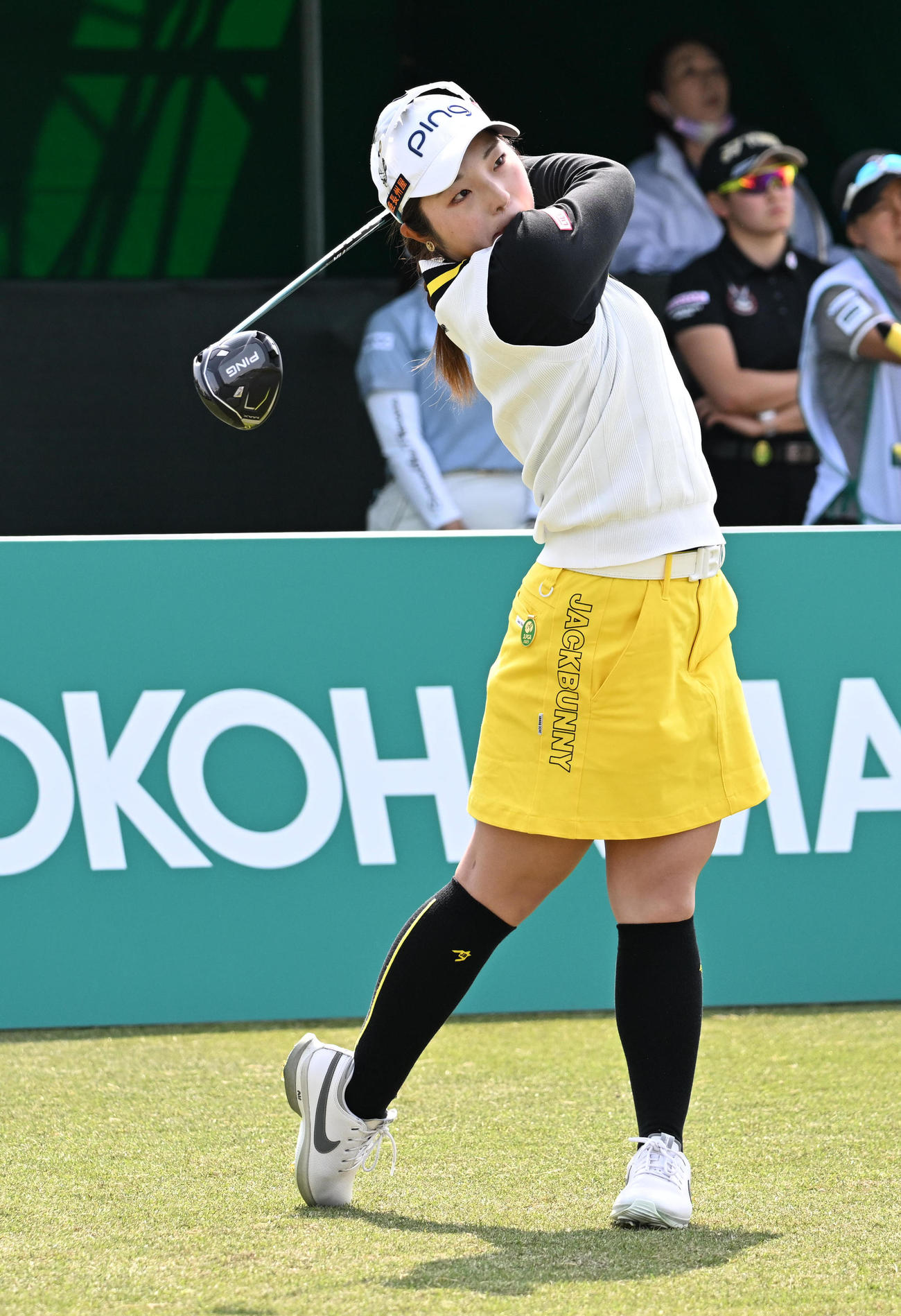 1番、ティーショットを放つ佐久間（撮影・前岡正明）