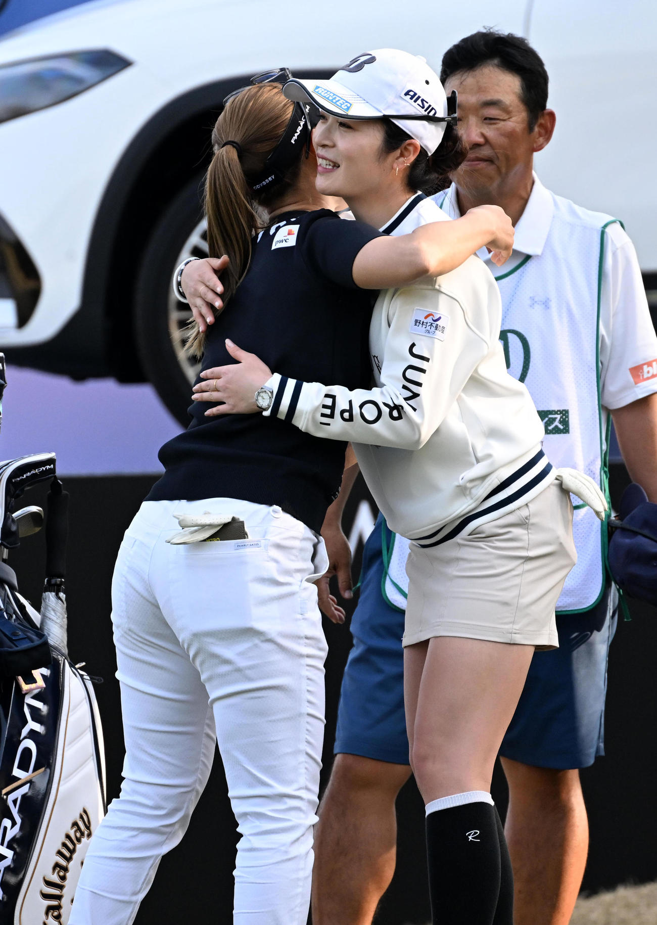 18番、通算9アンダーでホールアウトの三ヶ島（右）は上田とハグ（撮影・前岡正明）