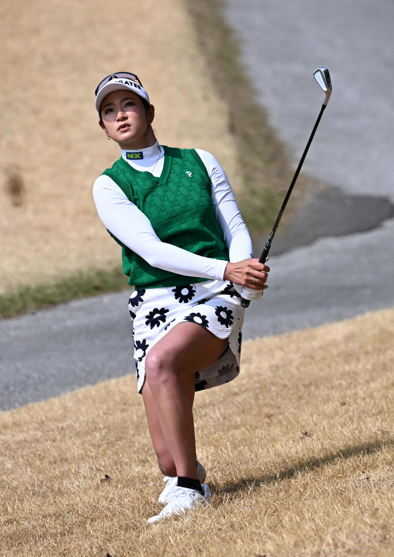 9番、第2打を放った原（撮影・前岡正明）