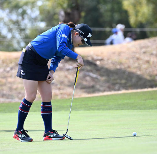 9番、惜しくもバーディーパットを外した勝はボールとカップの位置を見つめる（撮影・前岡正明）