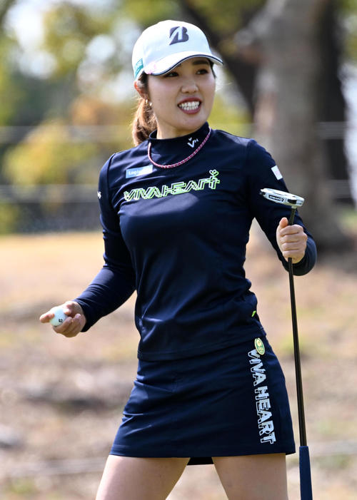 9番、バーディーパットを決め笑顔を見せる古江（撮影・前岡正明）