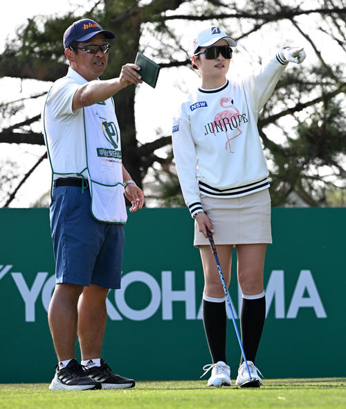 16番、ティーショット前にキャディーと話す三ヶ島（撮影・前岡正明）