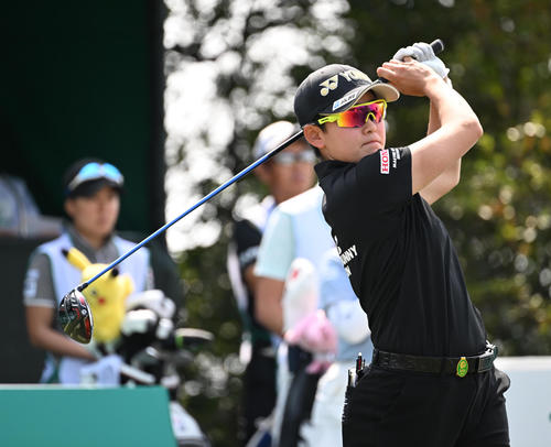 1番、ティーショットを放つ岩井明（撮影・前岡正明）