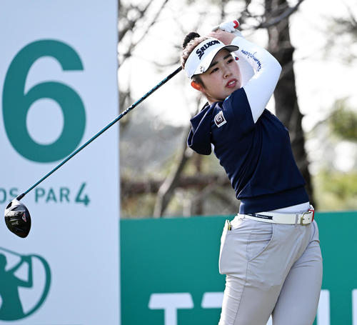 16番、ティーショットを放つ山下（撮影・前岡正明）